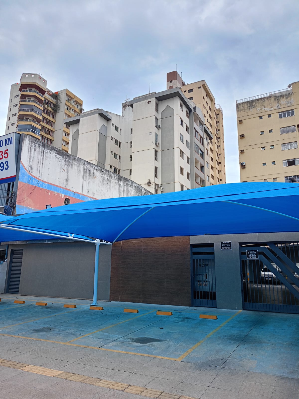 Sombreador azul para estacionamento